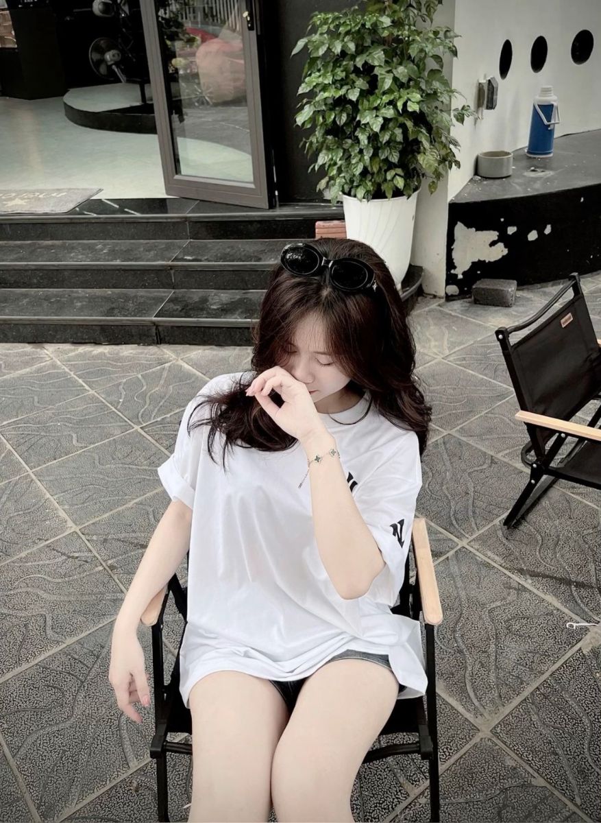 Cô gái xinh đẹp trong trang phục thể thao tại không gian ngoài trời