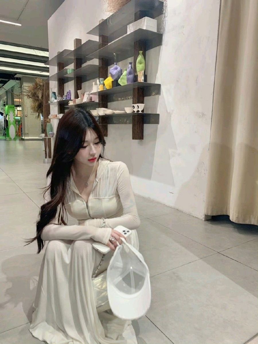 Cô gái xinh đẹp trong trang phục trắng tinh khôi