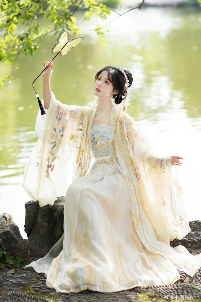 Cô gái xinh đẹp trong trang phục truyền thống Tây Cầm