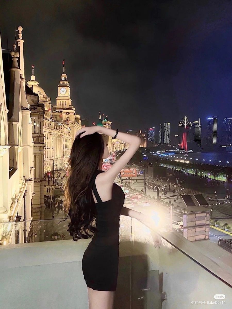 Cô gái xinh đẹp trong trang phục váy đen tại khu phố nhộn nhịp
