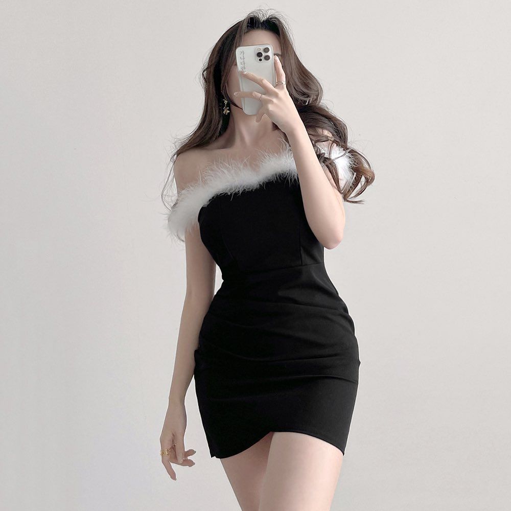 Cô gái xinh đẹp trong váy đen ôm sát với viền trắng