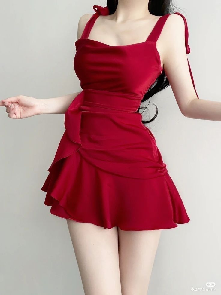 Cô gái xinh đẹp trong váy đỏ tỏa sáng trước phông nền vui vẻ
