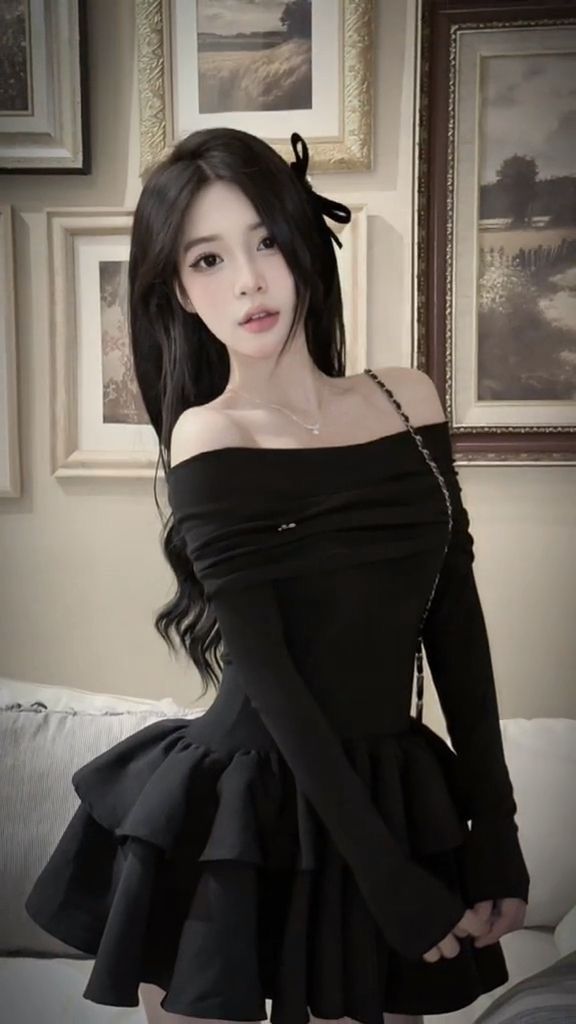 Cô gái xinh đẹp trong váy trắng tại không gian phòng khách sang trọng