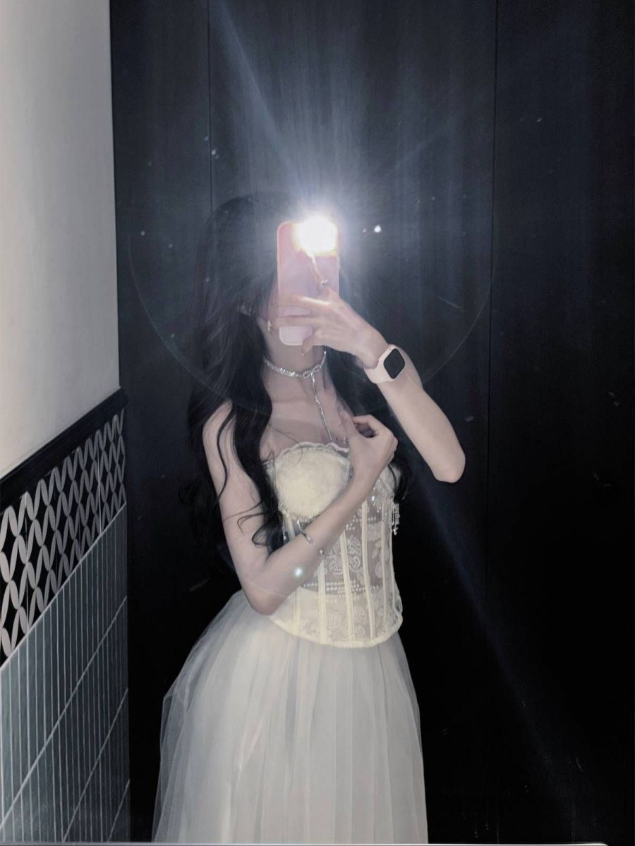 Cô gái xinh đẹp trong váy trắng thướt tha chụp selfie