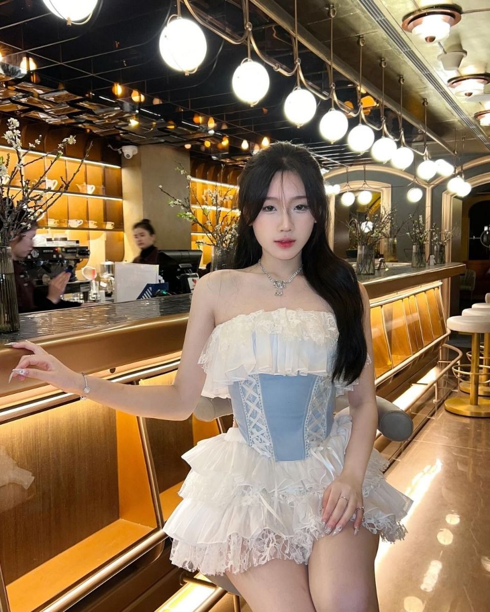 Cô gái xinh đẹp trong váy trắng và corset xanh