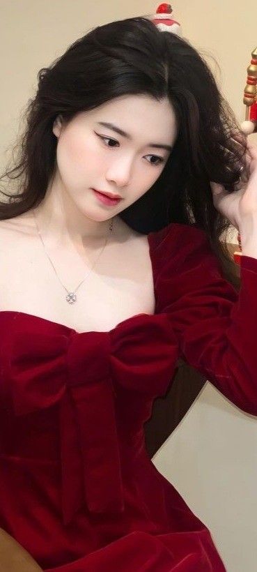 Cô gái xinh đẹp tự tin trong không gian ấm cúng