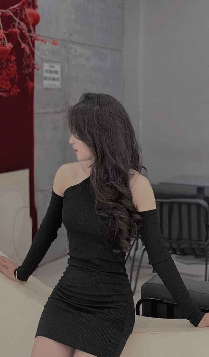 Cô gái xinh không mặc áo đầm đen, tỏa sáng trong không gian nhà hàng sang trọng