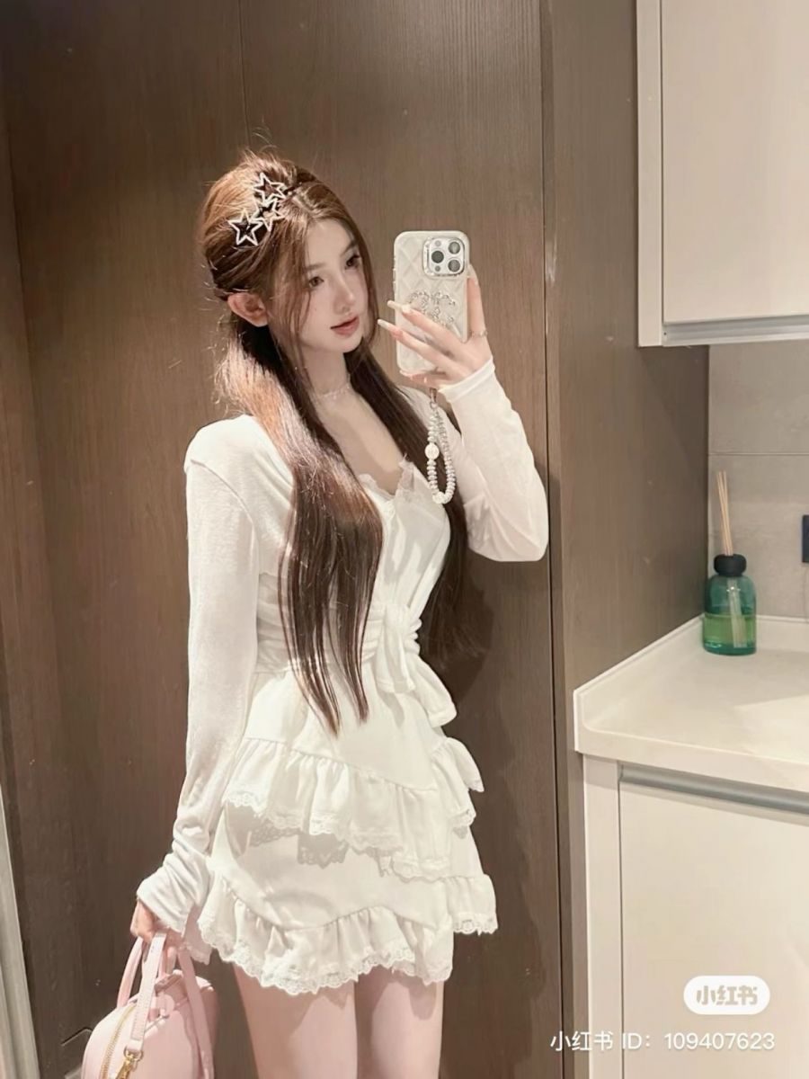 Cô gái xinh mặc áo dài trắng tạo dáng trong phòng tắm