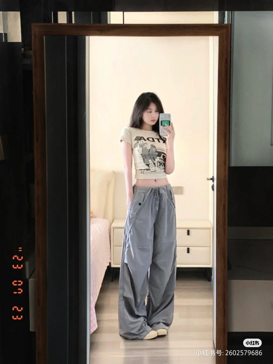 Cô gái xinh mặc áo dài trong không gian phòng ngủ sang trọng