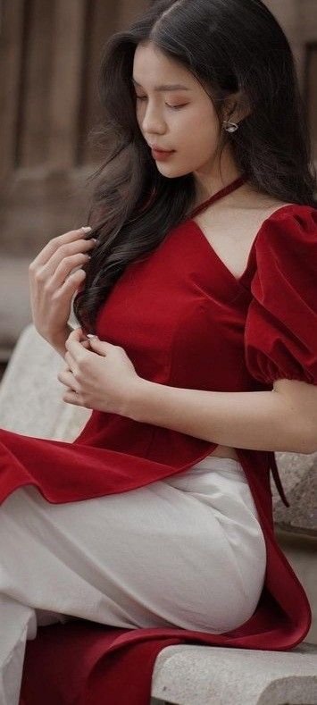 Cô gái xinh mặc đồ bơi tươi tắn bên ghế đá