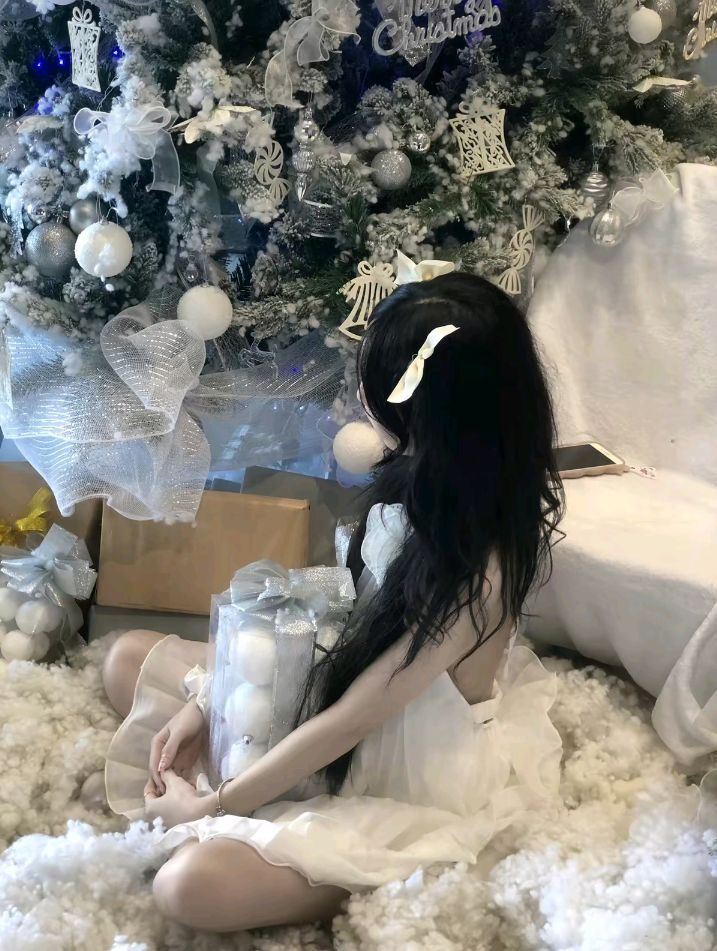 Cô gái xinh mặc váy trắng giữa không gian Giáng Sinh