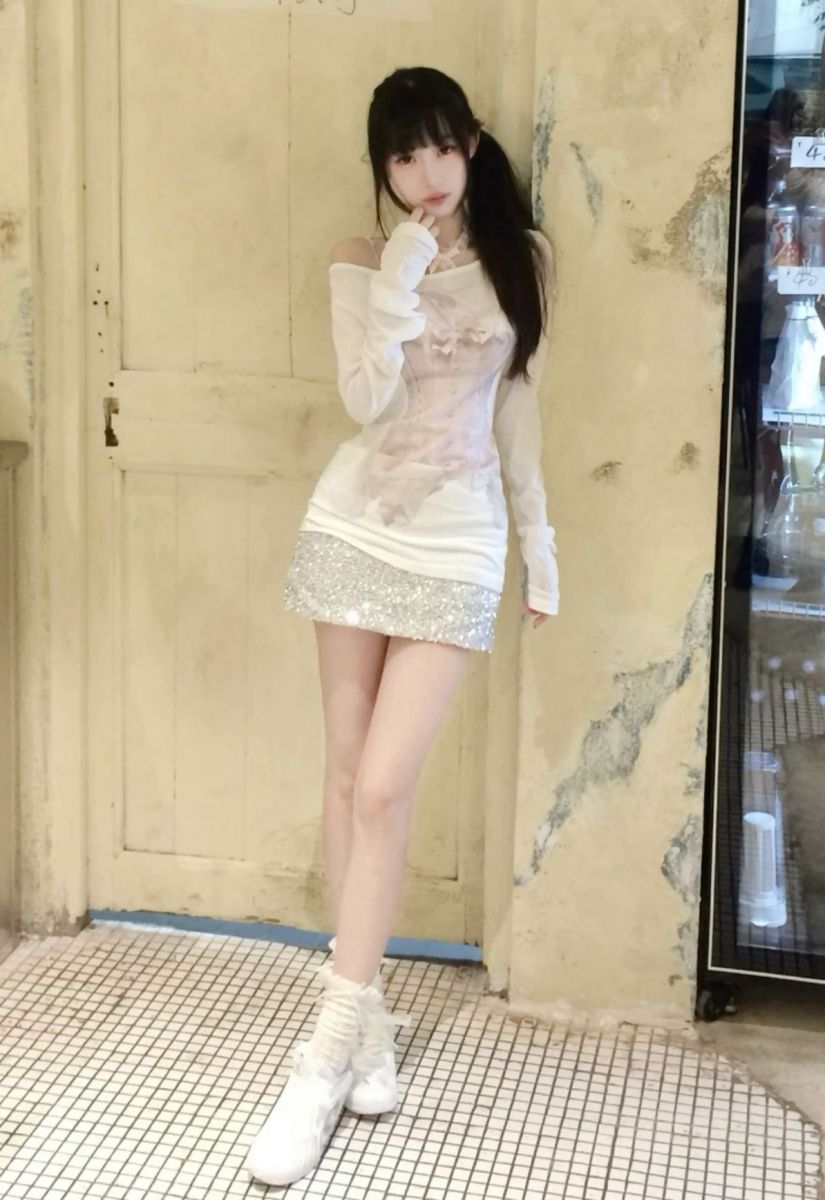 Cô gái xinh mặc váy trắng trong không gian nội thất