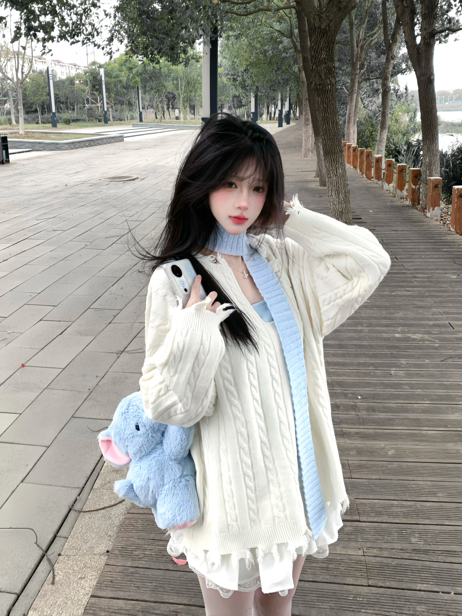 Cô gái xinh mặc váy trắng và áo khoác cardigan