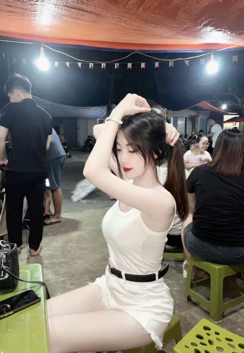 Cô gái xinh mặc váy trắng và áo thun dễ thương