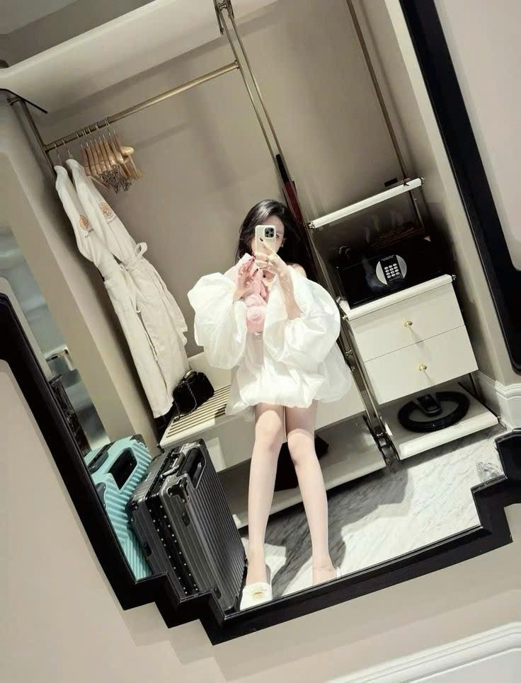 Cô gái xinh mặc váy trắng xòe bồng bềnh chụp ảnh selfie