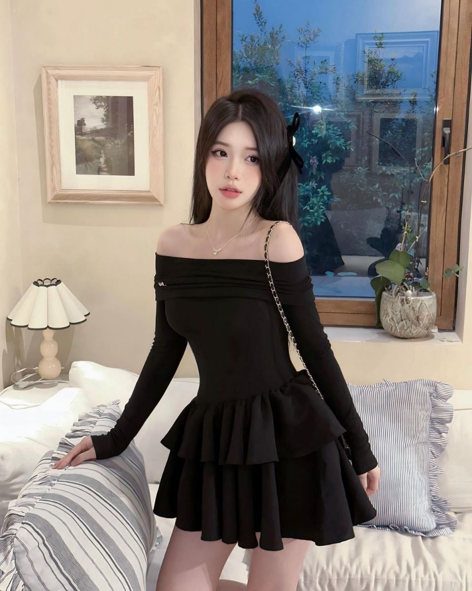 Cô gái xinh tự tin bên cửa sổ trong không gian sang trọng