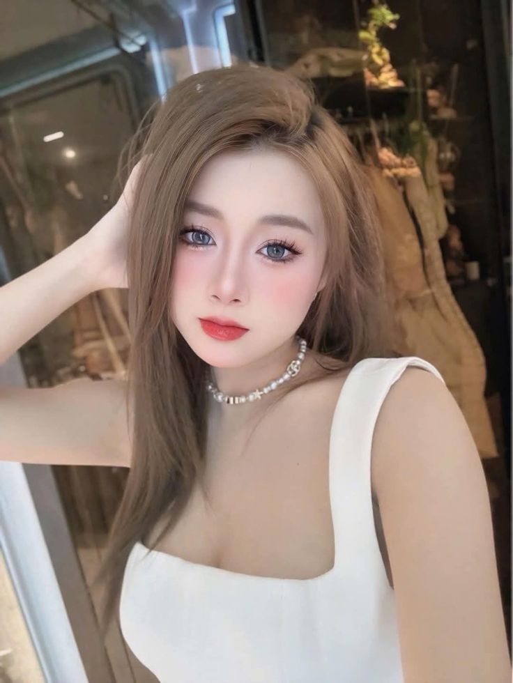 Cô gái xinh tươi trong áo trắng tạo dáng selfie
