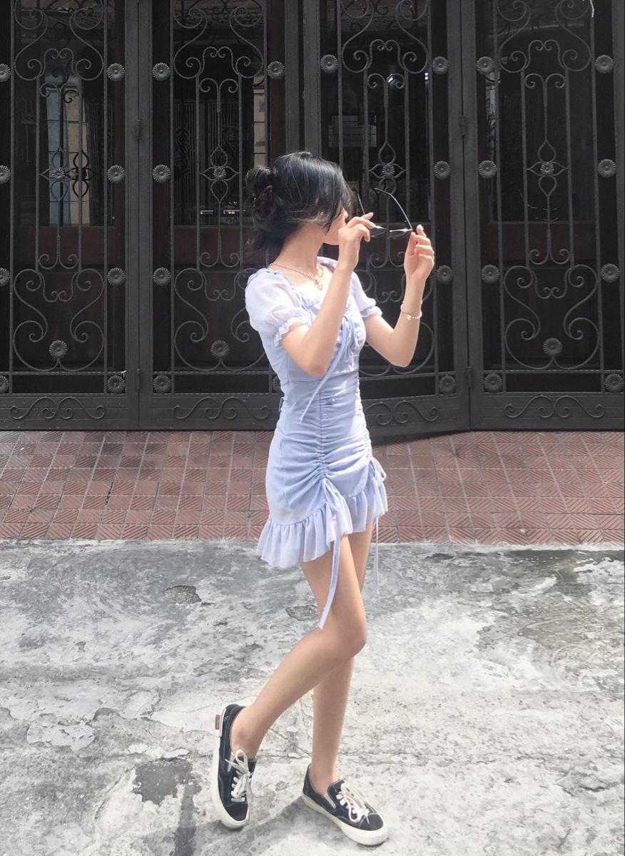 Anh Gai Xinh Mac Vay - Cổng Sắt Cổ Điển
