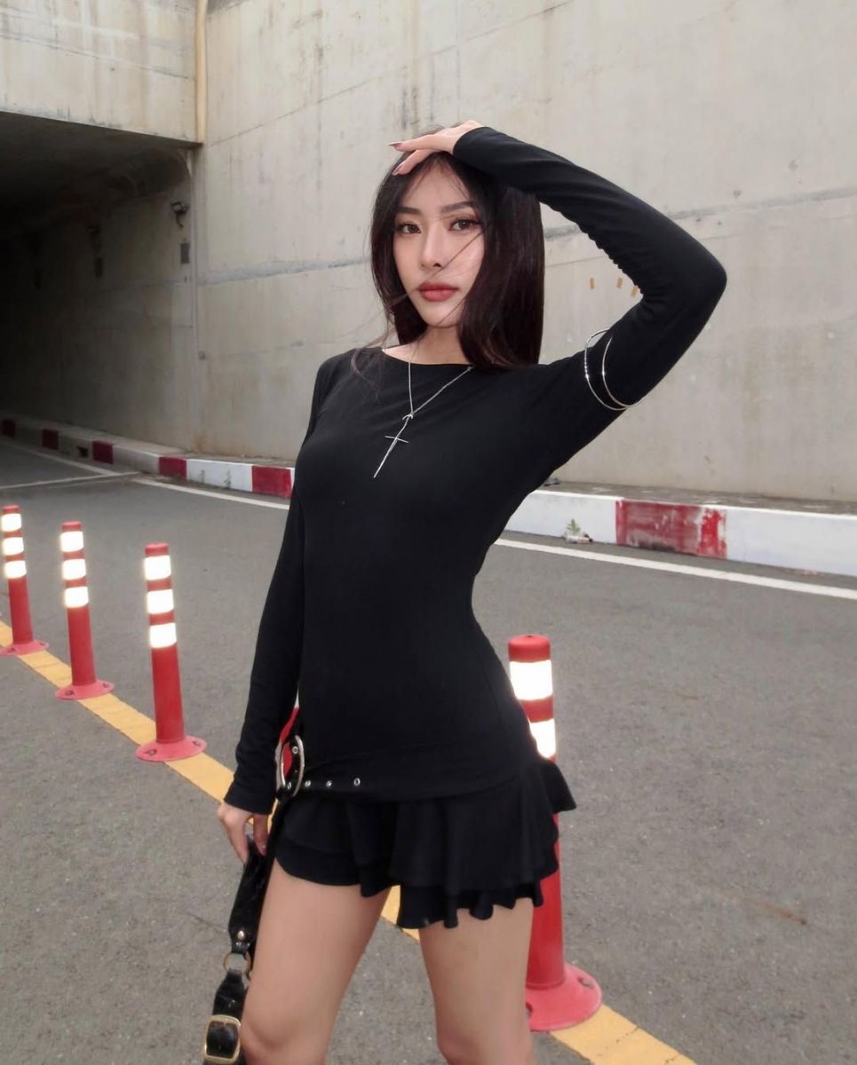 Gái Xinh Mặc Áo Dài Tây Màu Đen Và Chân Váy Xòe