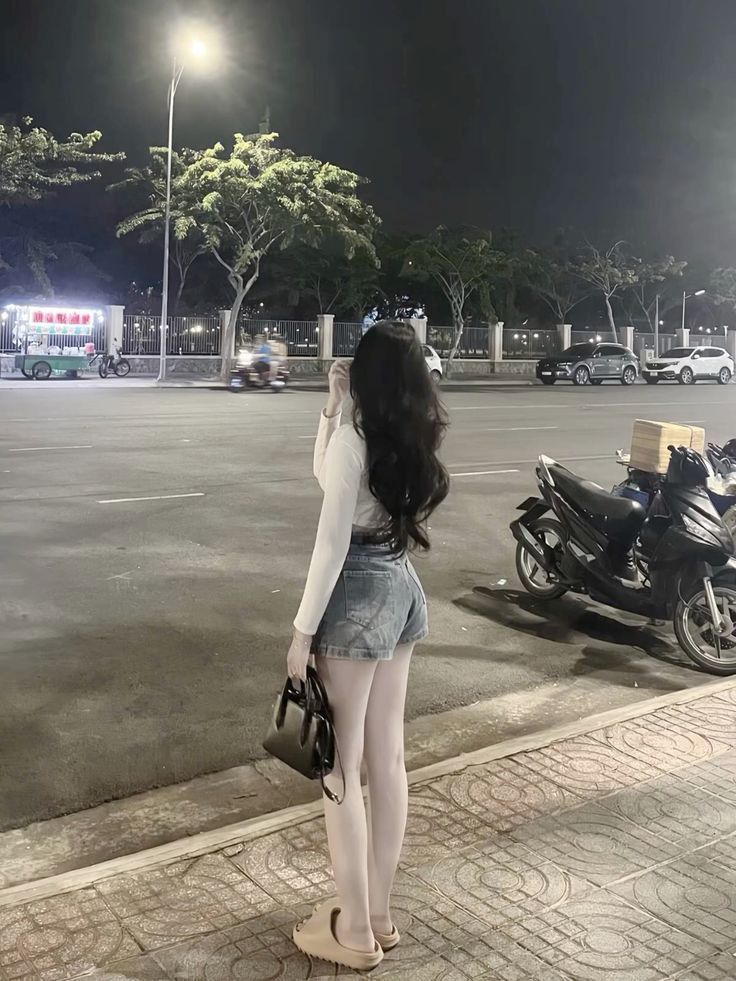 Gái Xinh Mặc Áo Dài Trắng Và Quần Short Jeans