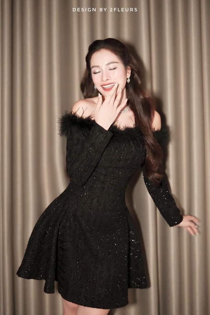 Gái Xinh Mặc Áo Off-Shoulder Đen Dễ Thương