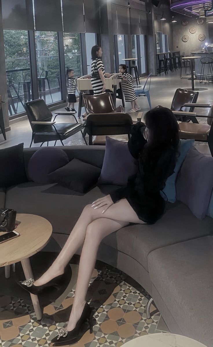 Anh Gai Xinh Mac Vay - Áo Khoác Đen
