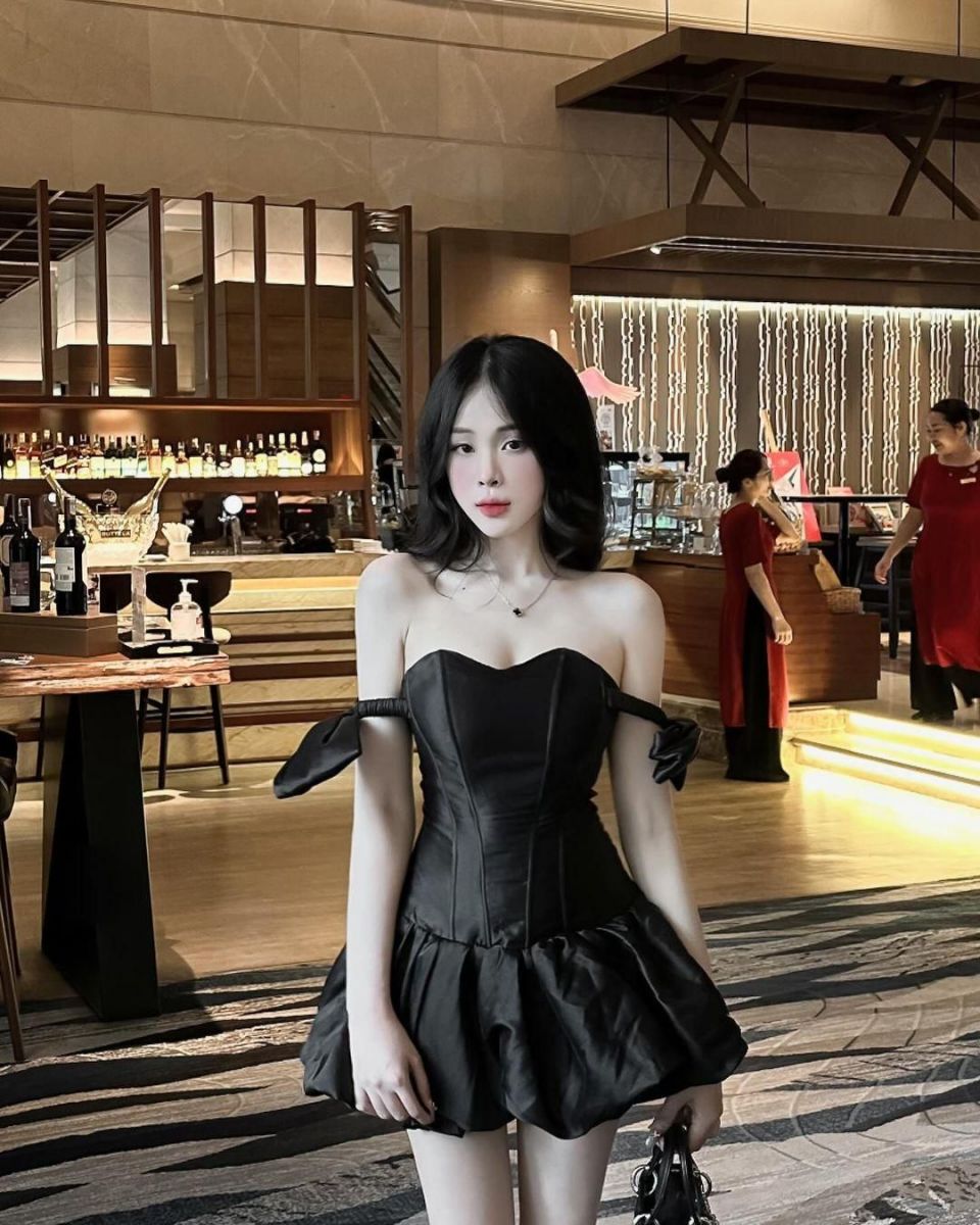 Gái đẹp diện váy đen quyến rũ tại quán bar sang trọng