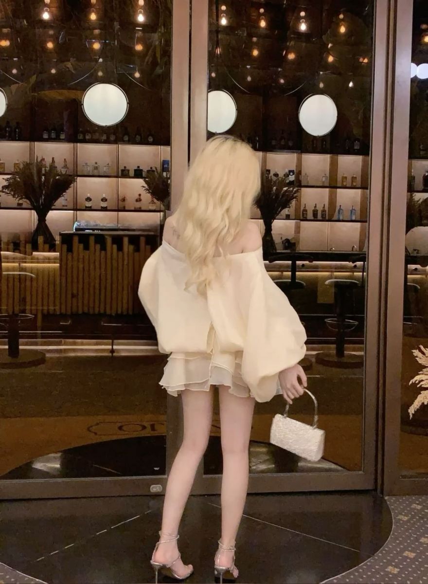 Gái đẹp mặc áo phông oversized và chân váy ngắn