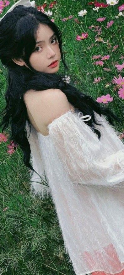 Gái đẹp mặc áo tắm giữa cánh đồng hoa tỏa sáng