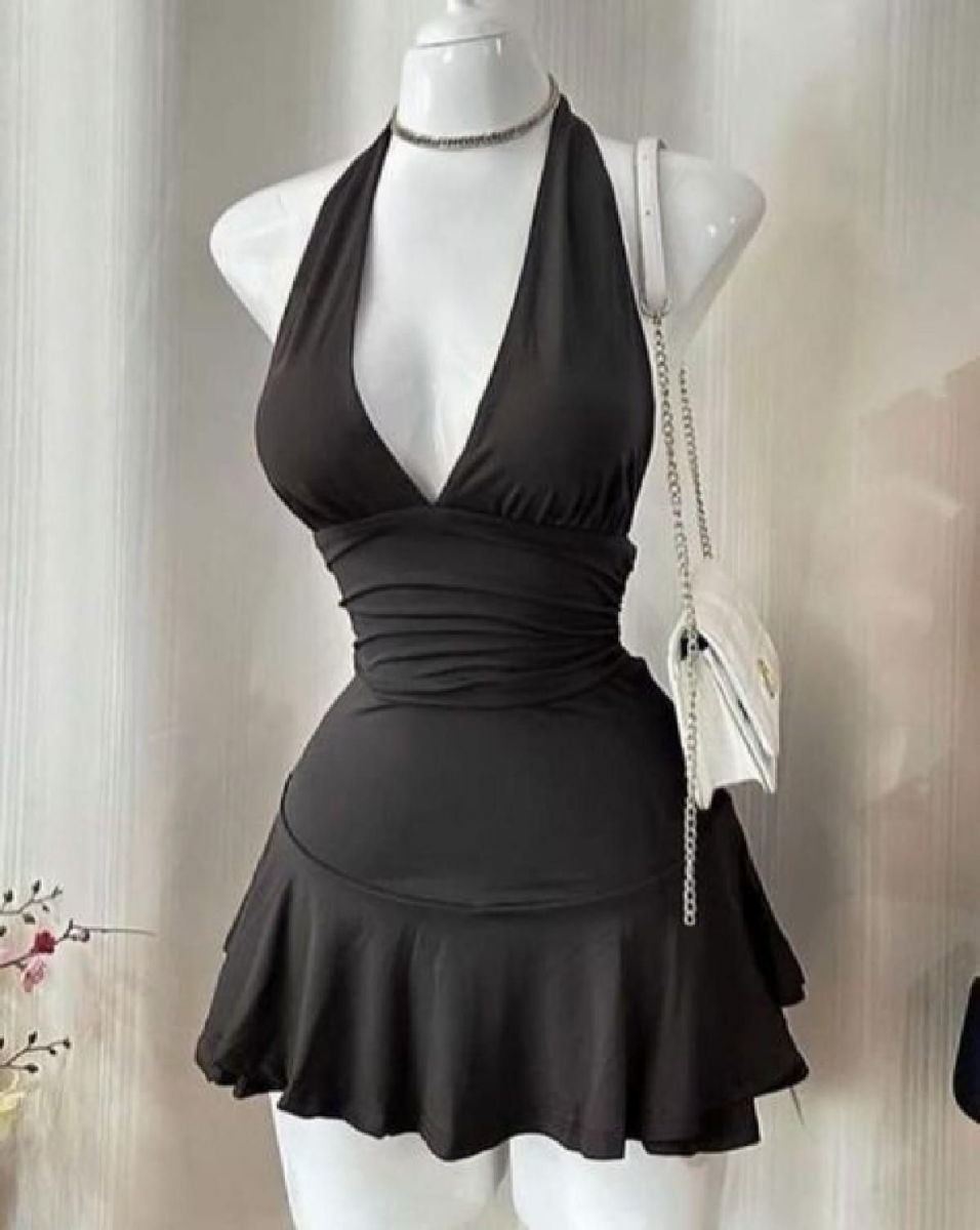 Gái đẹp mặc áo tắm màu đen quyến rũ trong cửa hàng thời trang