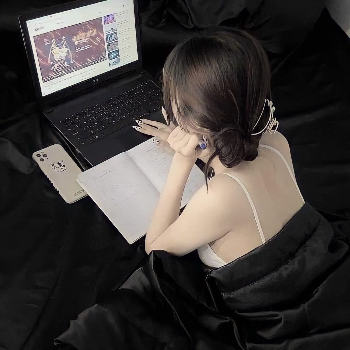 Gái đẹp mặc áo tắm ngồi trên giường học bài