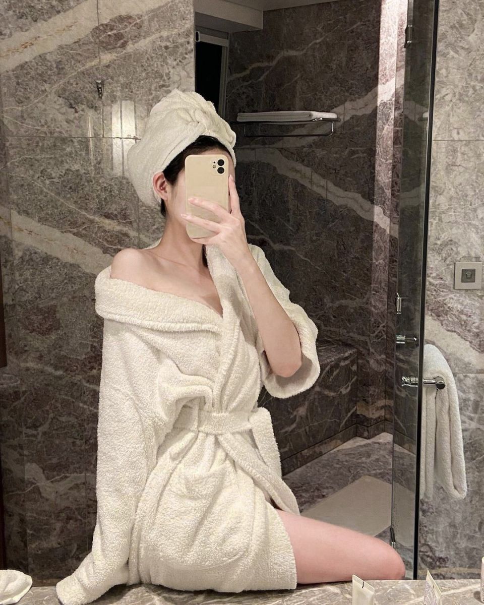 Gái đẹp mặc áo tắm trong phòng tắm sang trọng