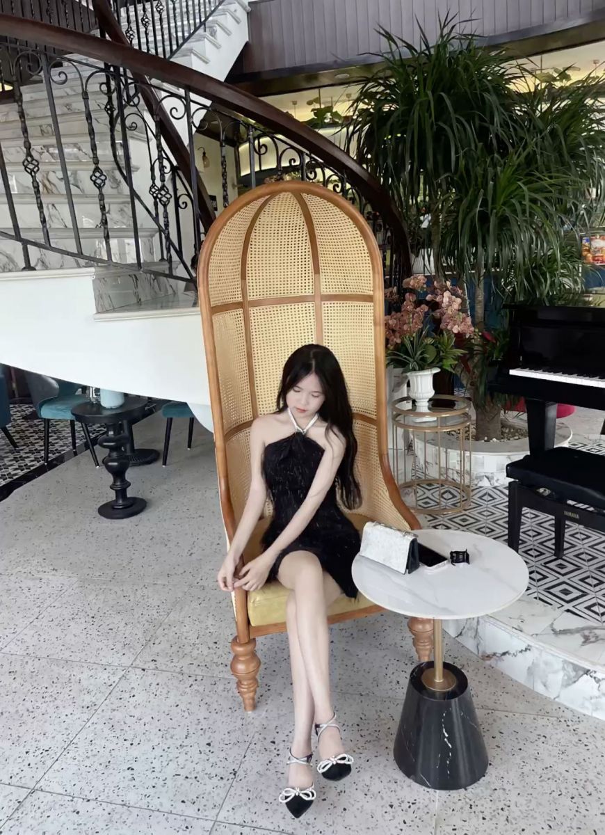 Gái đẹp mặc váy đen quyến rũ bên ghế cao sang