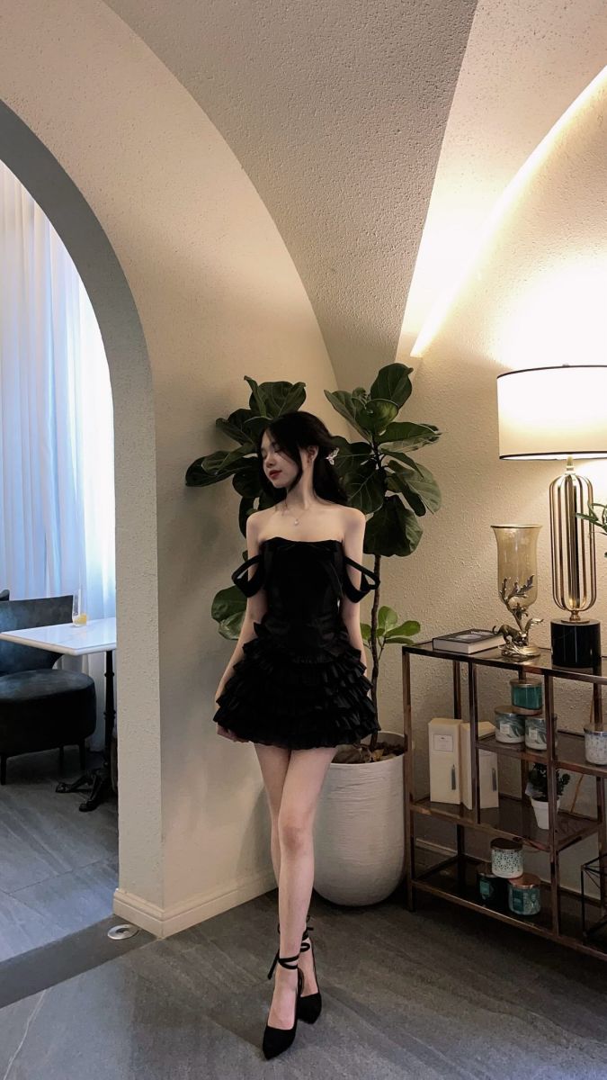 Gái đẹp mặc váy đen thướt tha bên gốc cây