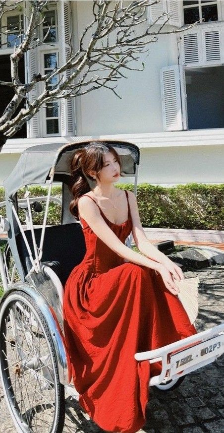 Gái đẹp mặc váy đỏ giữa không gian thư giãn ngoài trời