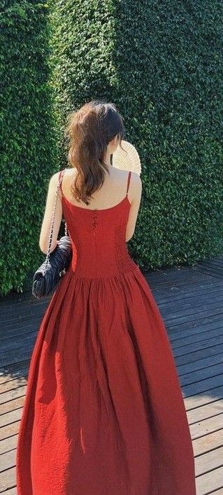 Gái đẹp mặc váy đỏ, ngắm khu vườn xanh mát