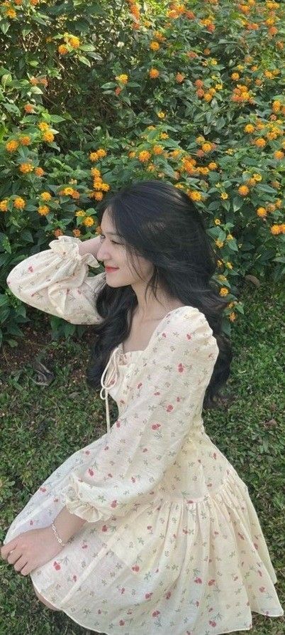 Gái đẹp mặc váy hoa nhí tươi sáng giữa khung cảnh thiên nhiên