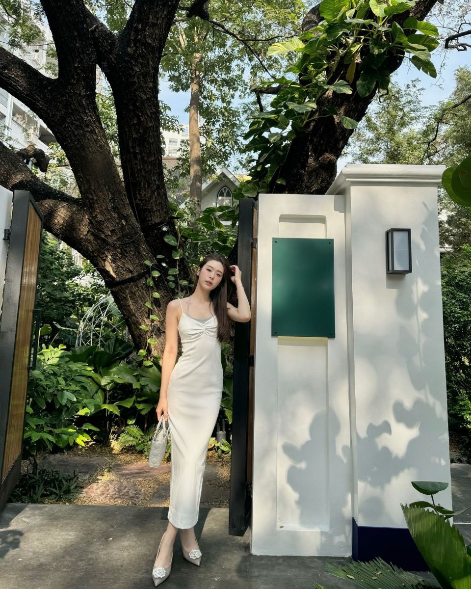 Gái đẹp mặc váy trắng giữa khu vườn xanh mát