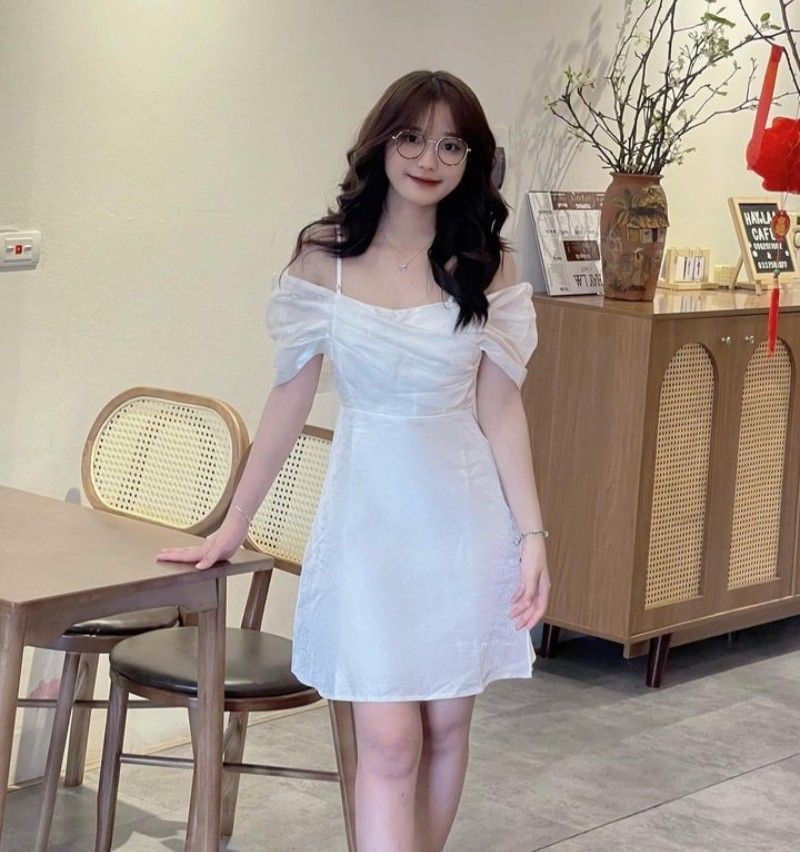 Gái đẹp mặc váy trắng tự tin trong quán cà phê Tây Đô