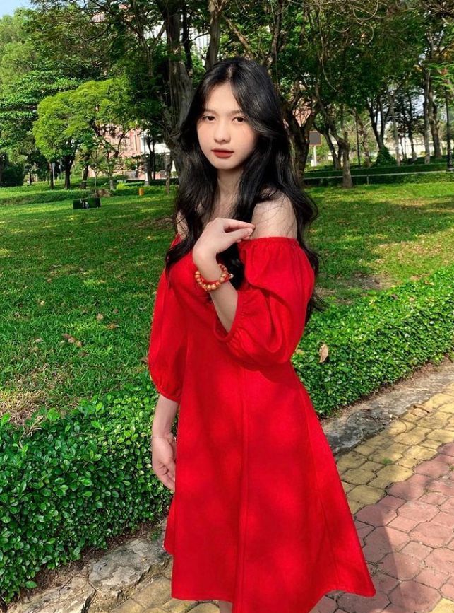 Gái đẹp mặc váy tươi vui giữa công viên