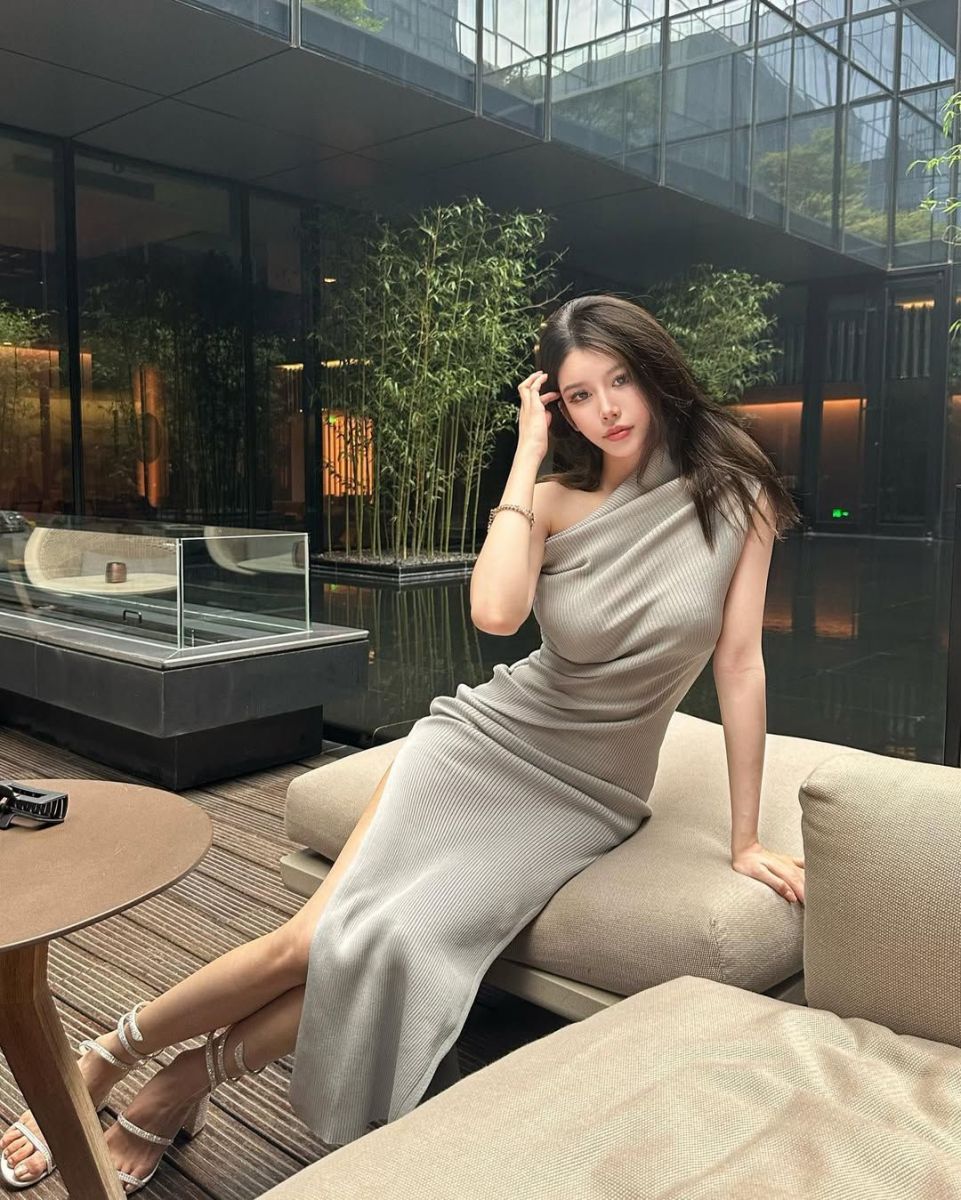 Gái đẹp mặc váy xinh trên ghế sofa hiện đại