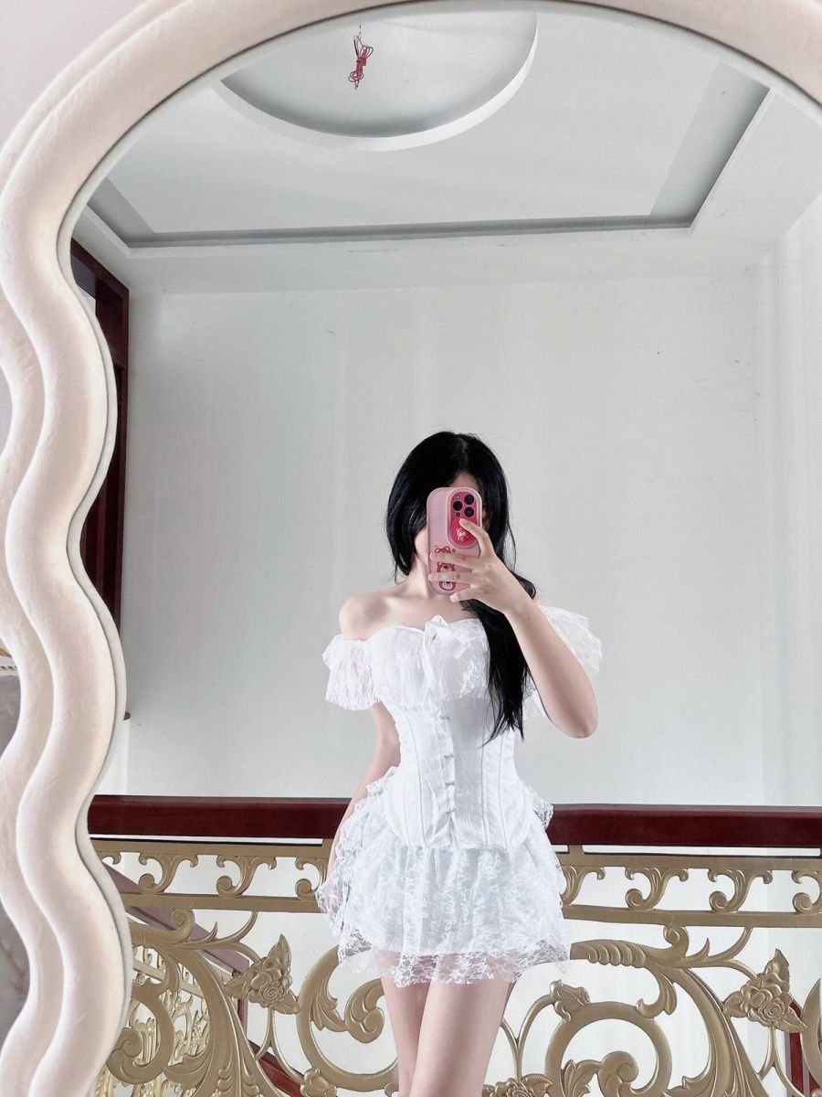 Gái đẹp trong chiếc váy trắng ren tự tin trước gương