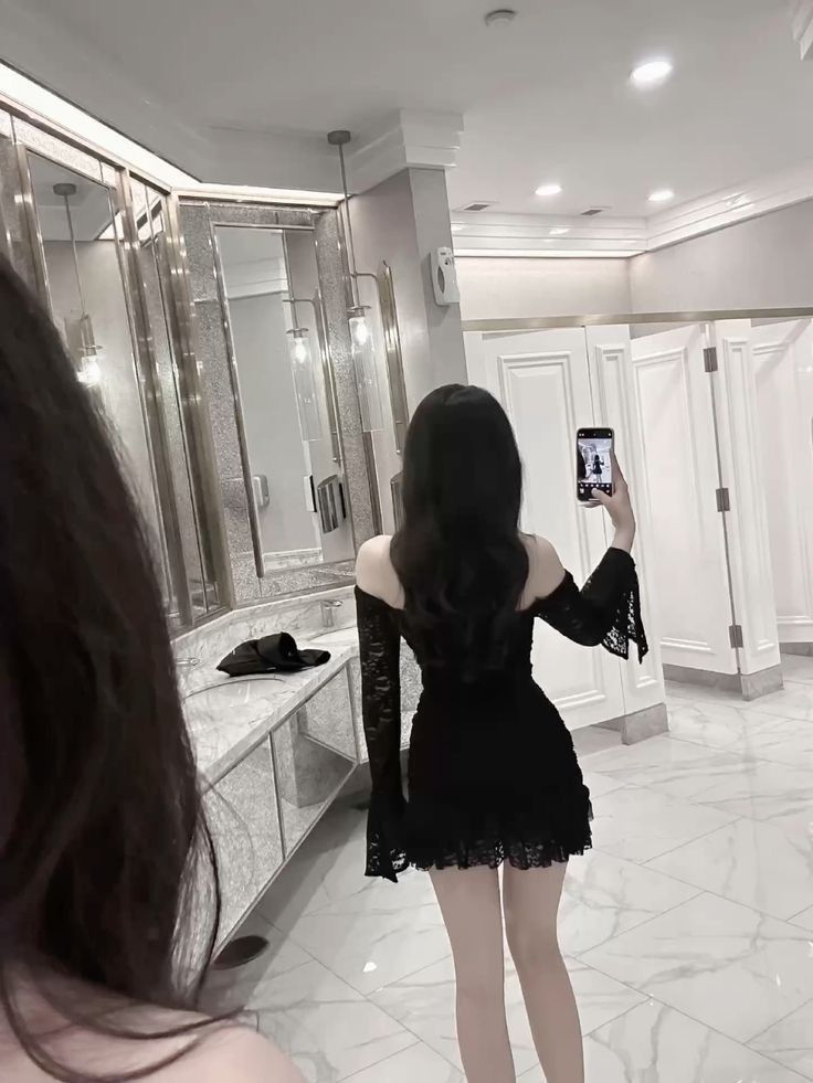 Gái đẹp trong váy đen tay dài tự tin selfie trong gương