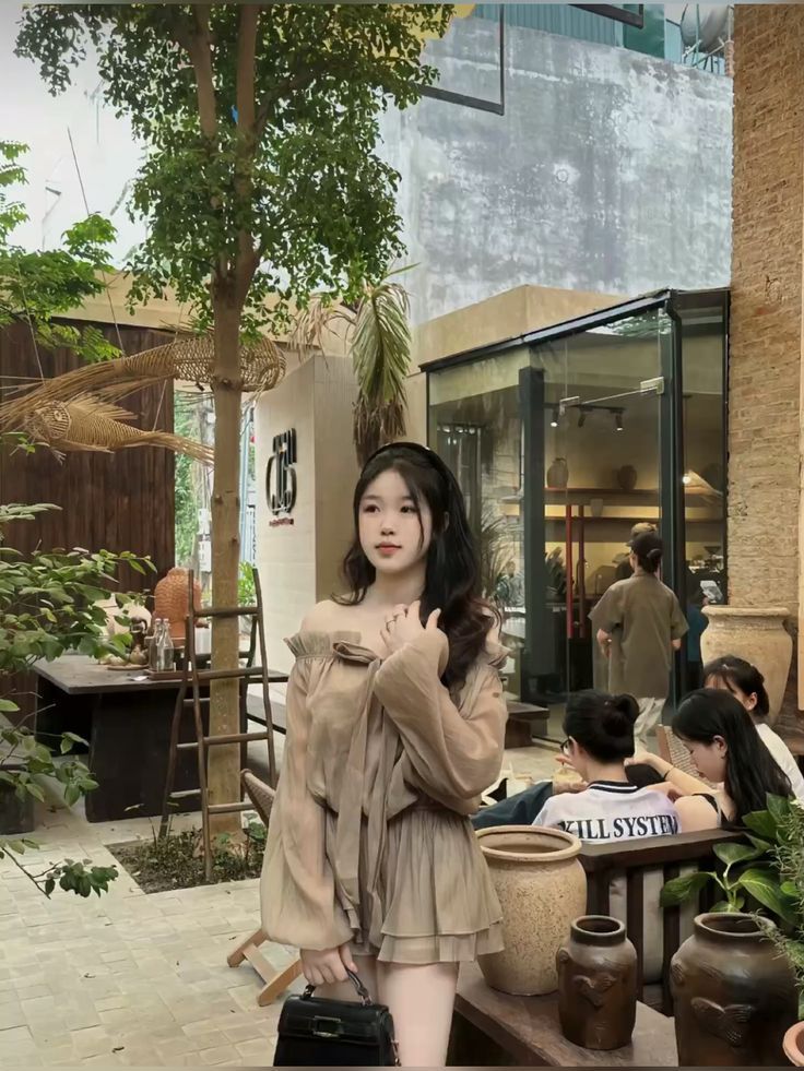 Gái mặc váy ngắn phối áo phông tay bồng màu be
