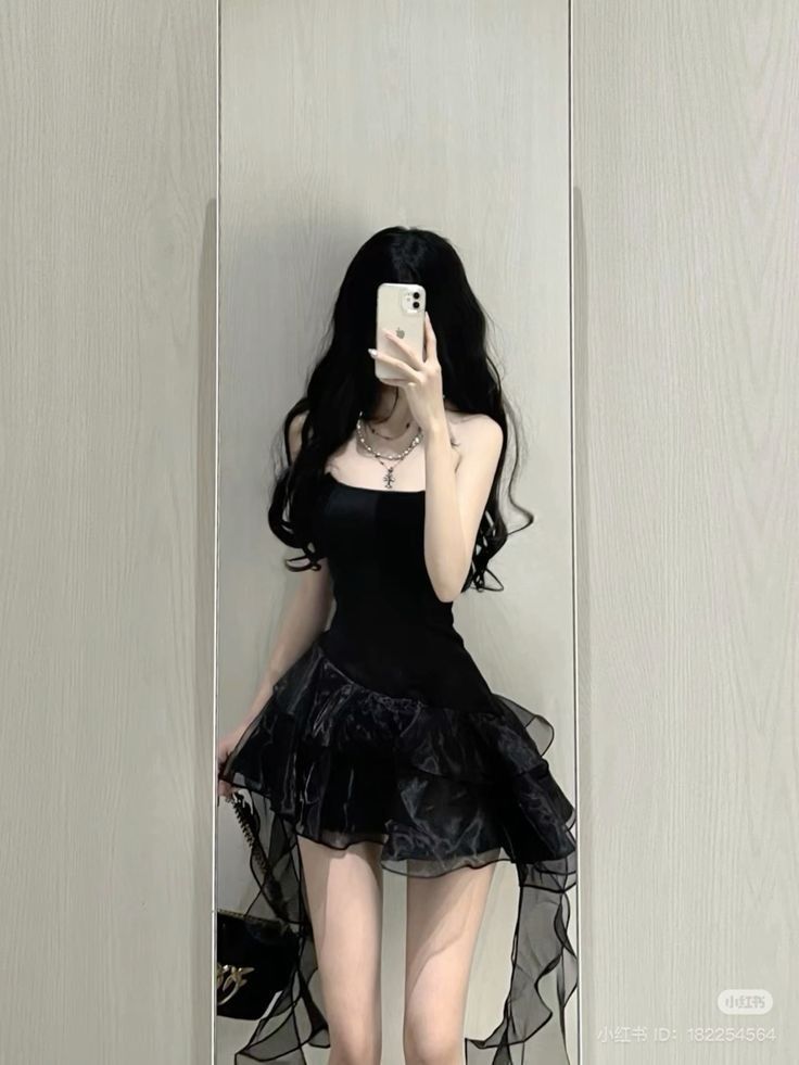 Gái mặc váy ngắn xinh đẹp chụp ảnh selfie trong không gian phòng đơn giản