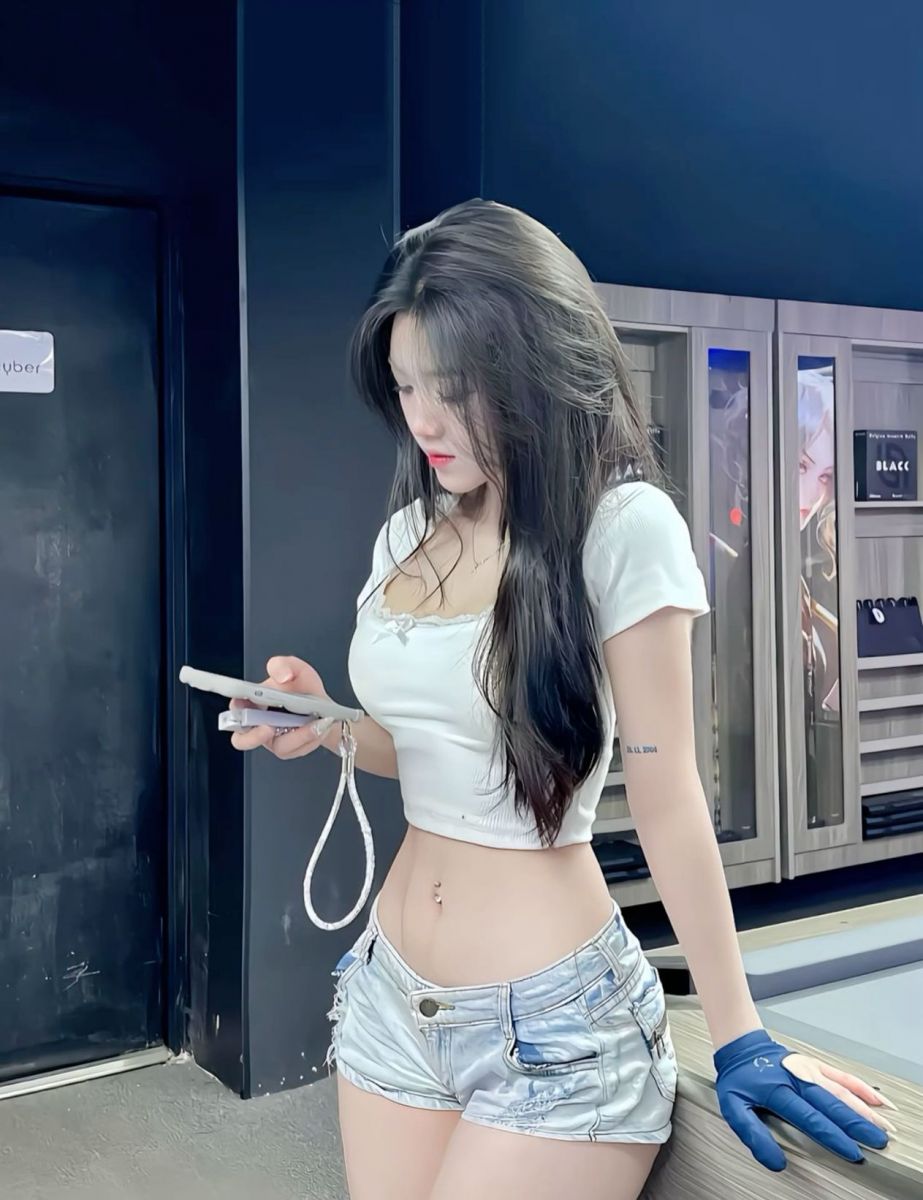 Gái trẻ mặc áo crop top và quần shorts ngắn trong cửa hàng