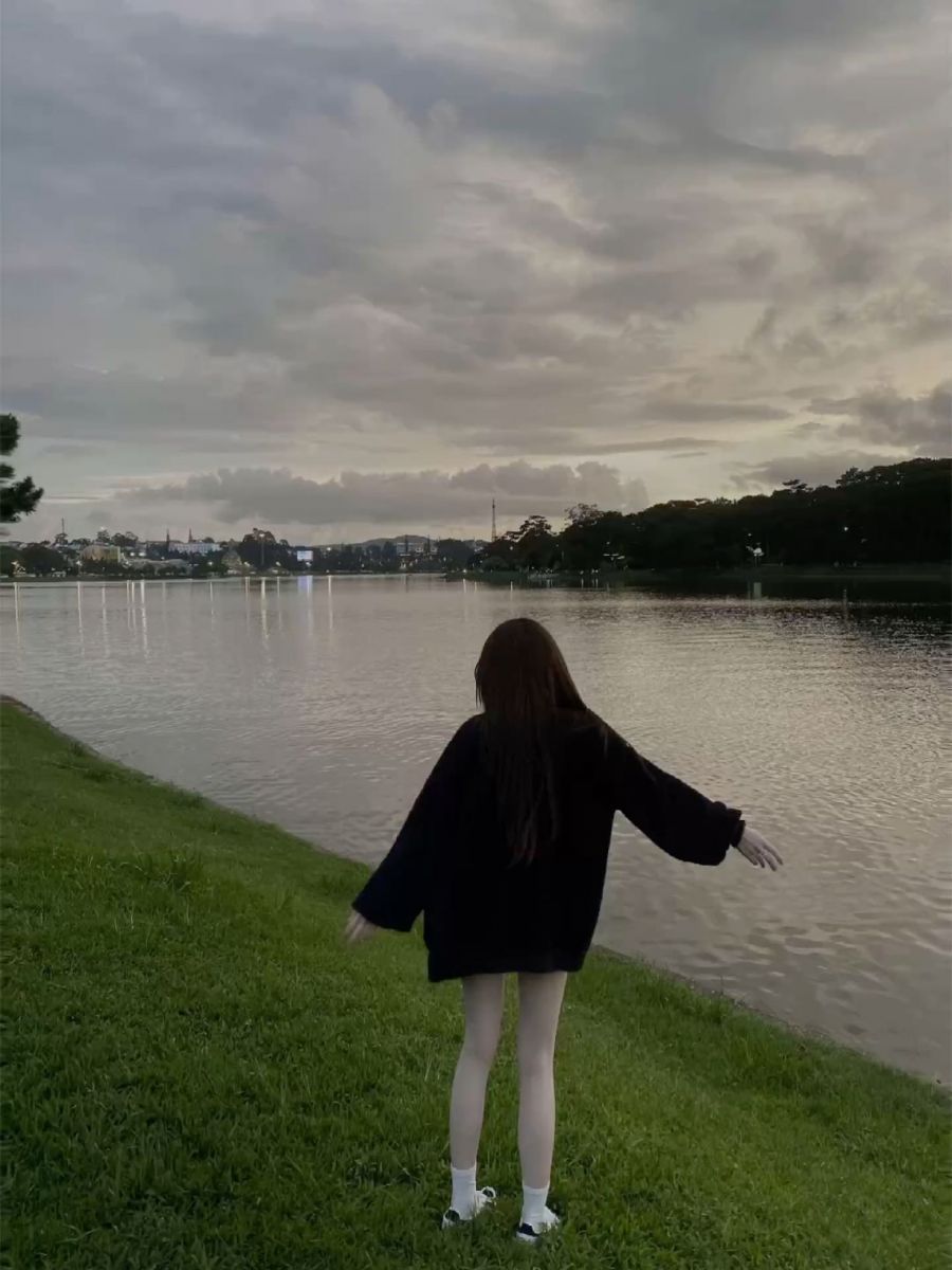 Gái trẻ mặc áo oversized đen khoe vẻ đẹp quyến rũ