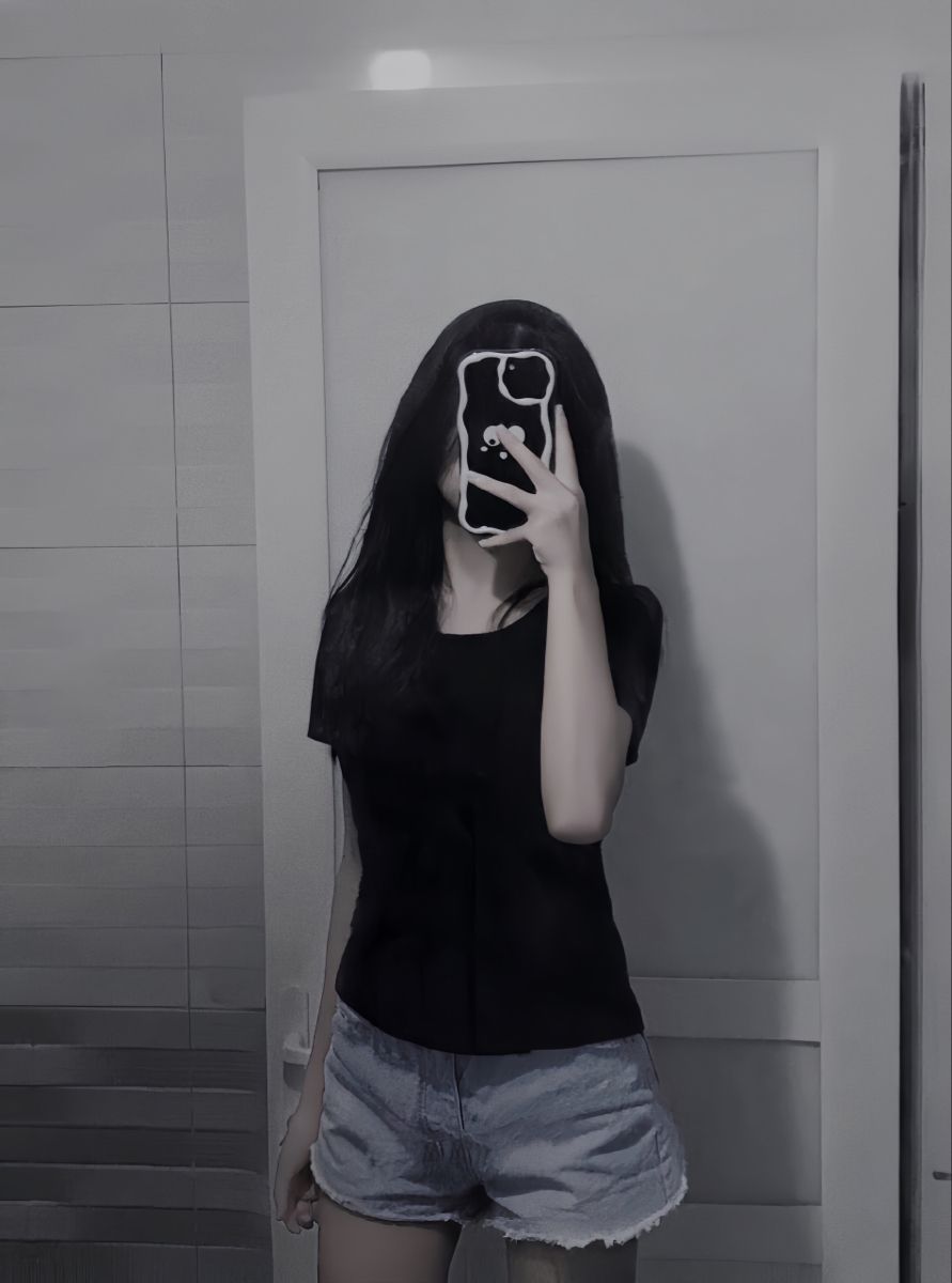 Gái trẻ mặc áo phông đen và quần shorts xinh đẹp