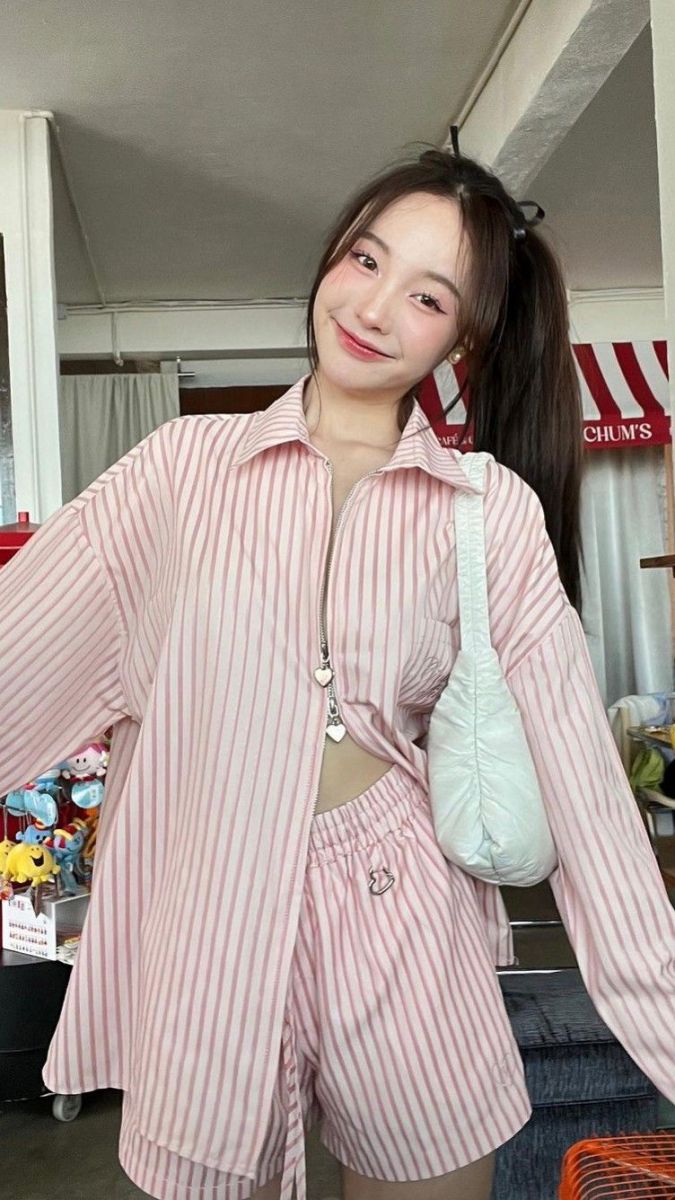 Gái trẻ mặc áo sơ mi kẻ sọc hồng và quần short đáng yêu