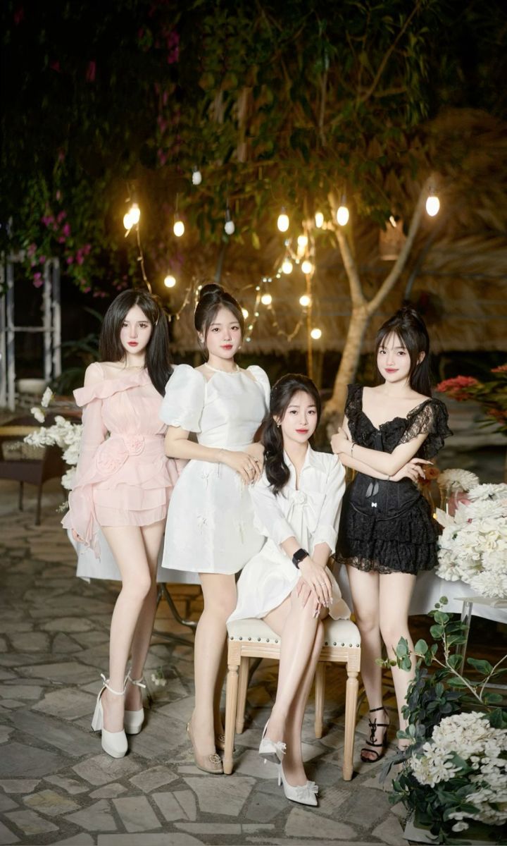 Gái trẻ mặc trang phục đa dạng, tôn dáng bên nhau